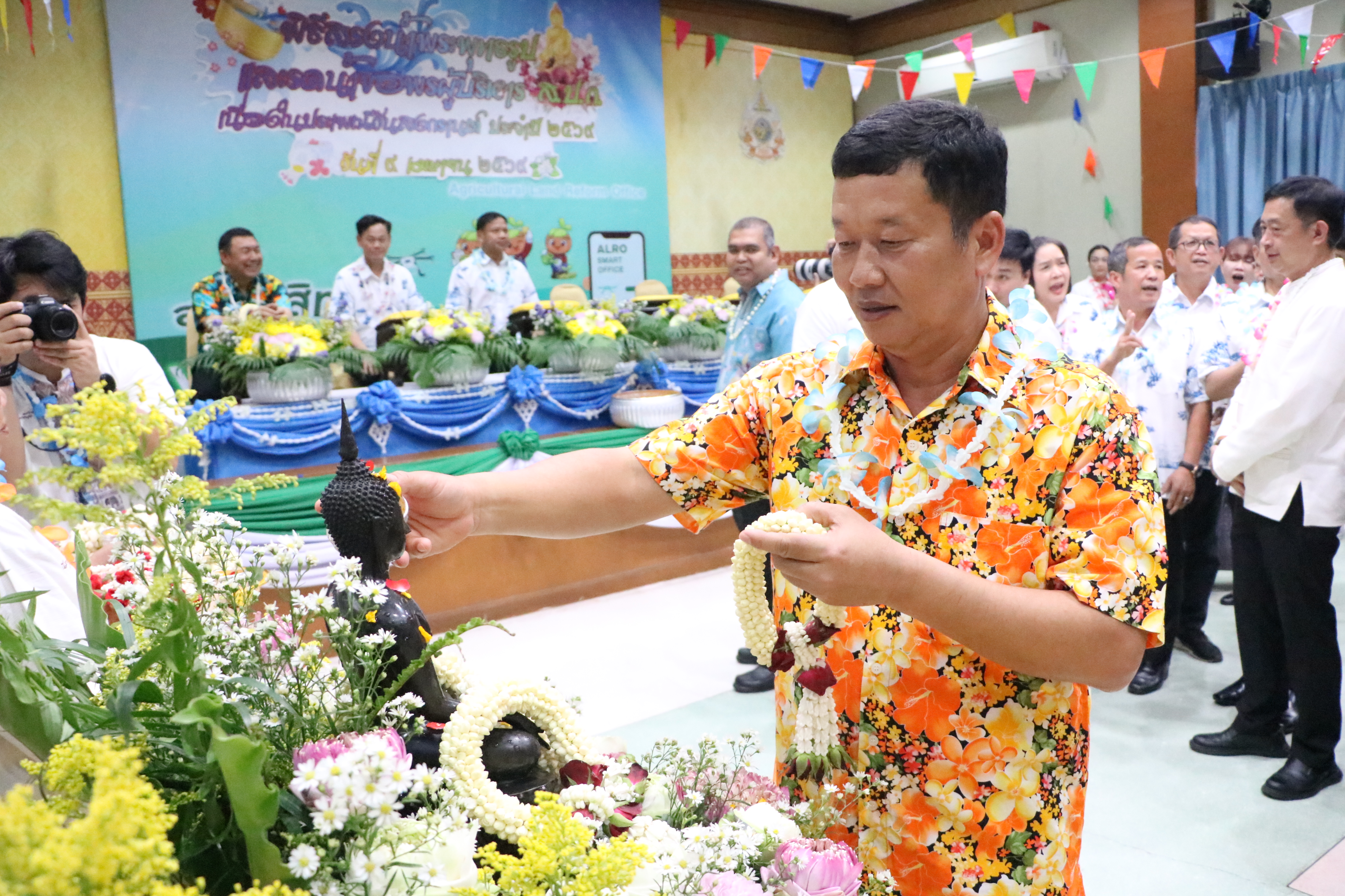 title - ชุ่มฉ่ำ! ชาว ส.ป.ก. ร่วมสรงน้ำพระพุทธรูป และรดน้ำขอพรผู้บริหาร เนื่องในประเพณีวันสงกรานต์ ประจำปี 2569 บรรยากาศเต็มไปด้วยความชื่นมื่นชุ่มฉ่ำ